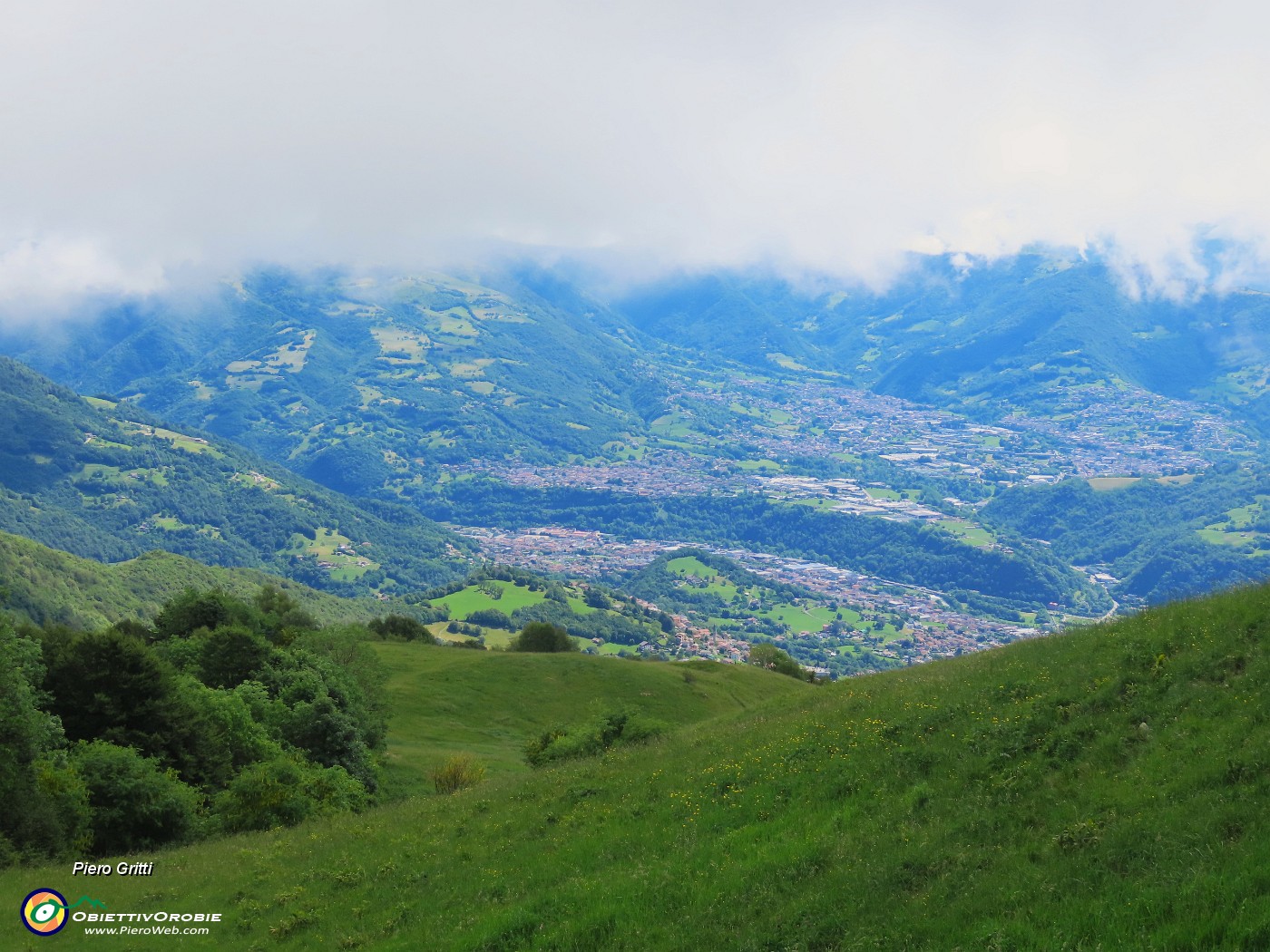 39 Bella vista sulla Val Seriana e la Val Gandino.JPG